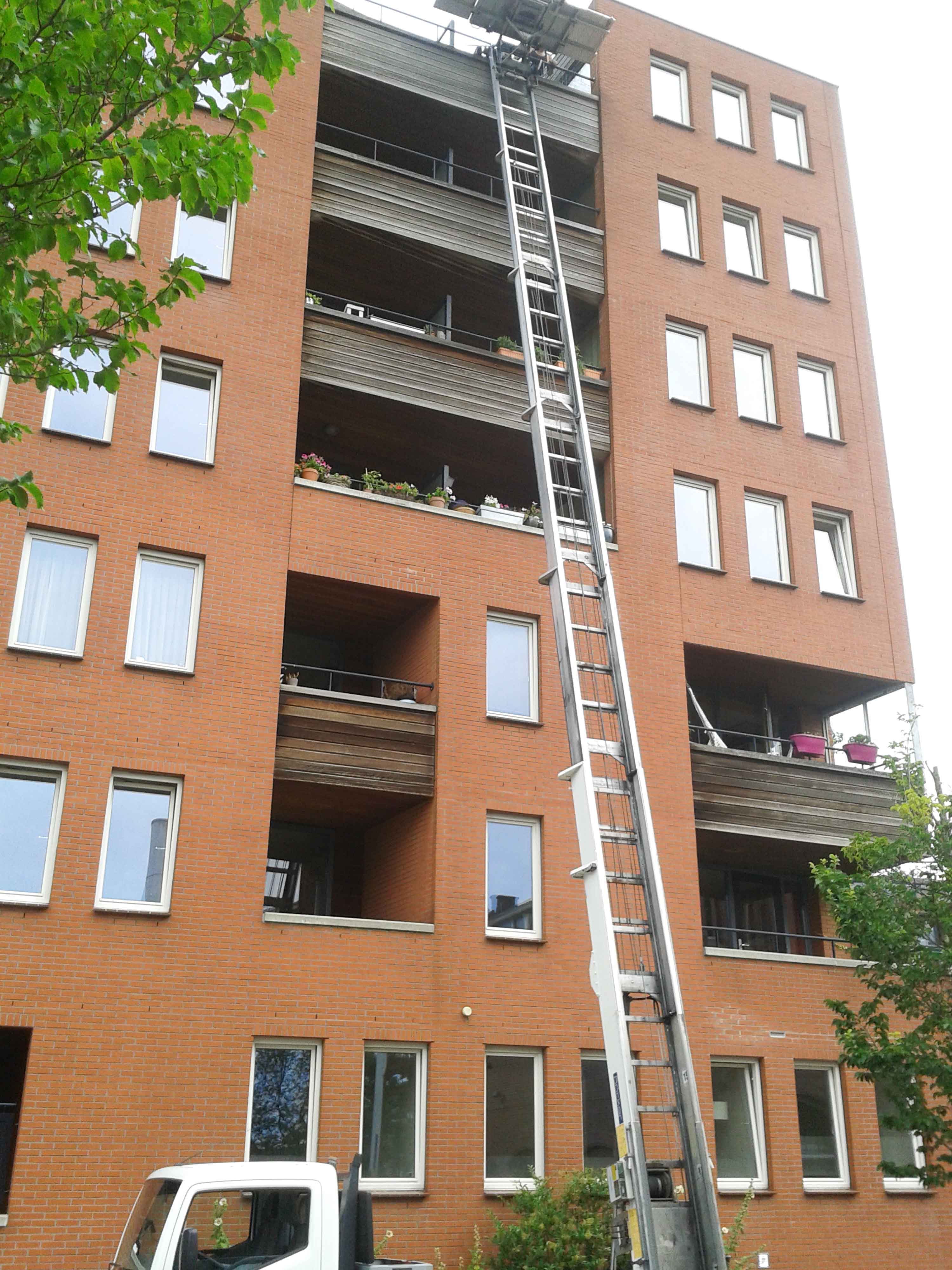 De verhuislift Amsterdam rijkt tot de zesde etage van dit appartementen complex in Amsterdam