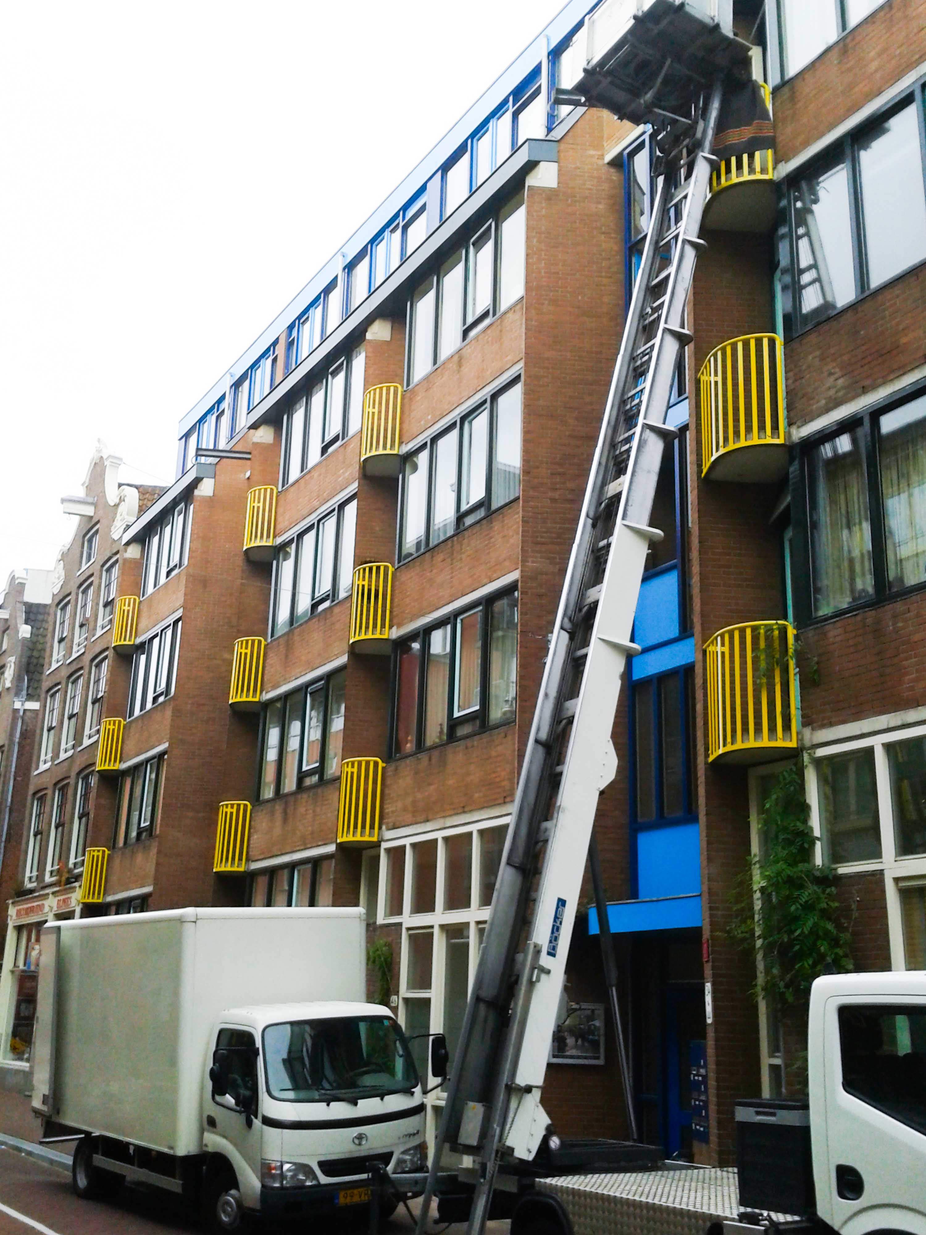 De verhuislift van verhuizers Amsterdam In actie op de vierde etage.
